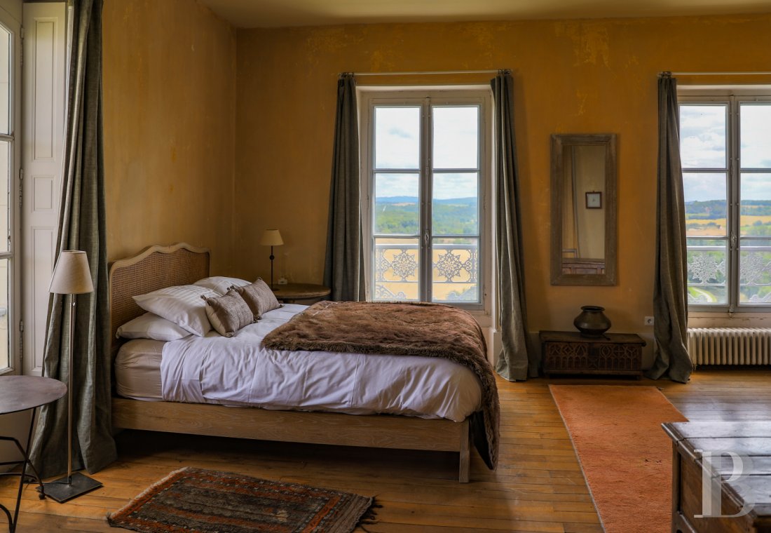 En Bourgogne, non loin de Vézelay, un château en bord de falaise surplombant l’Yonne - photo  n°18